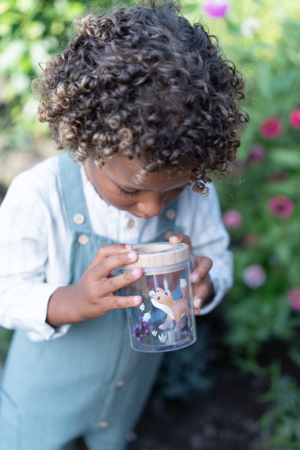 Pot à insectes bleu forêt enfant – détail loupe et couvercle en bois