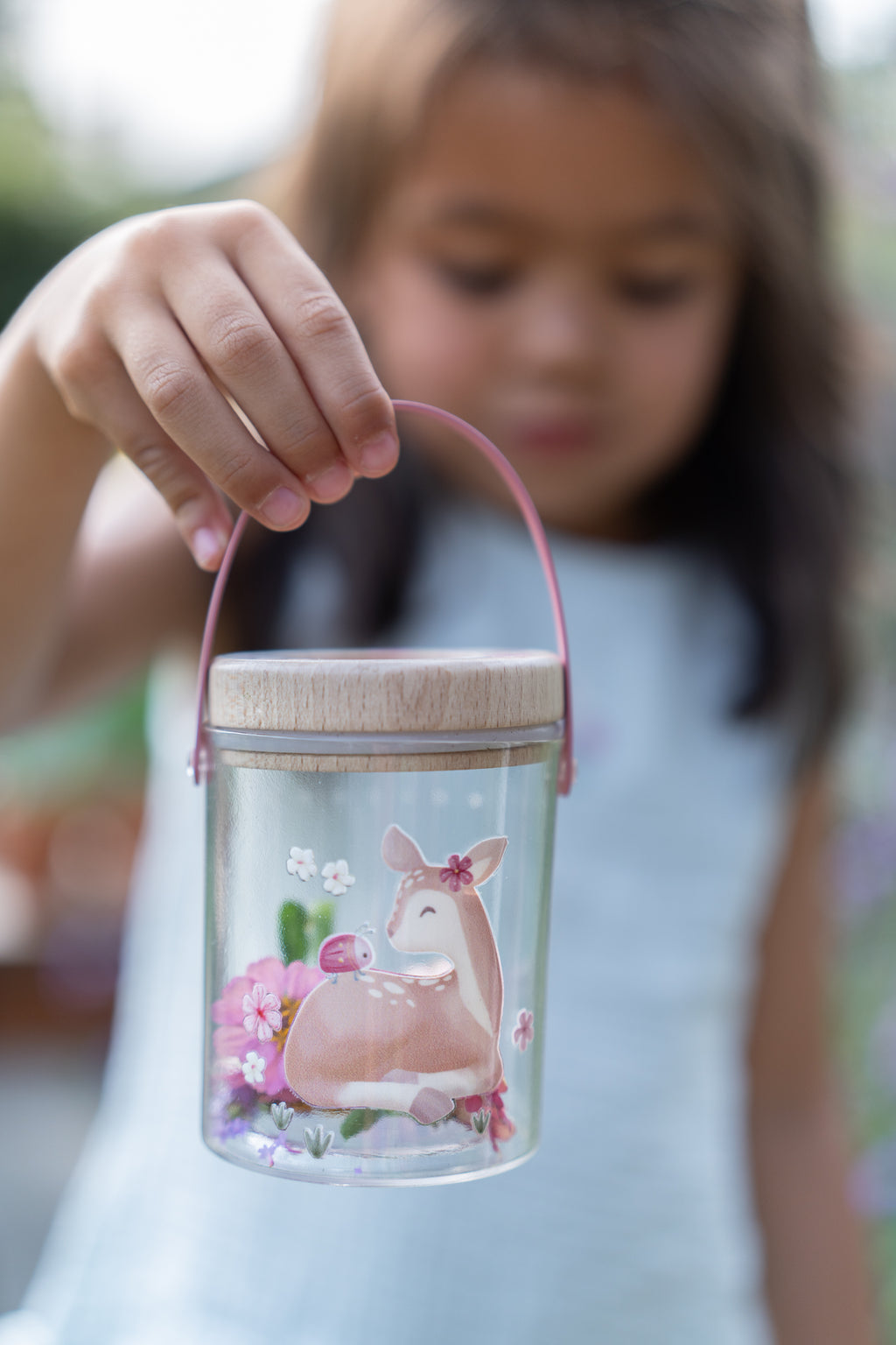 Pot à insectes rose enfant – détail loupe et couvercle en bois