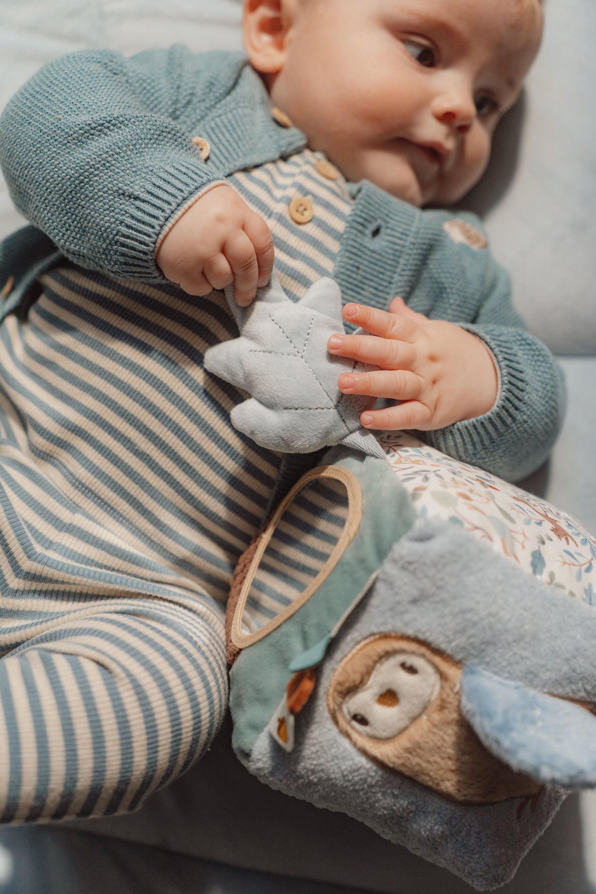 Cube d'activités bébé bleu forêt – détail textures et formes