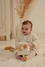 Cube d'activités bébé beige – détail textures et étiquettes
