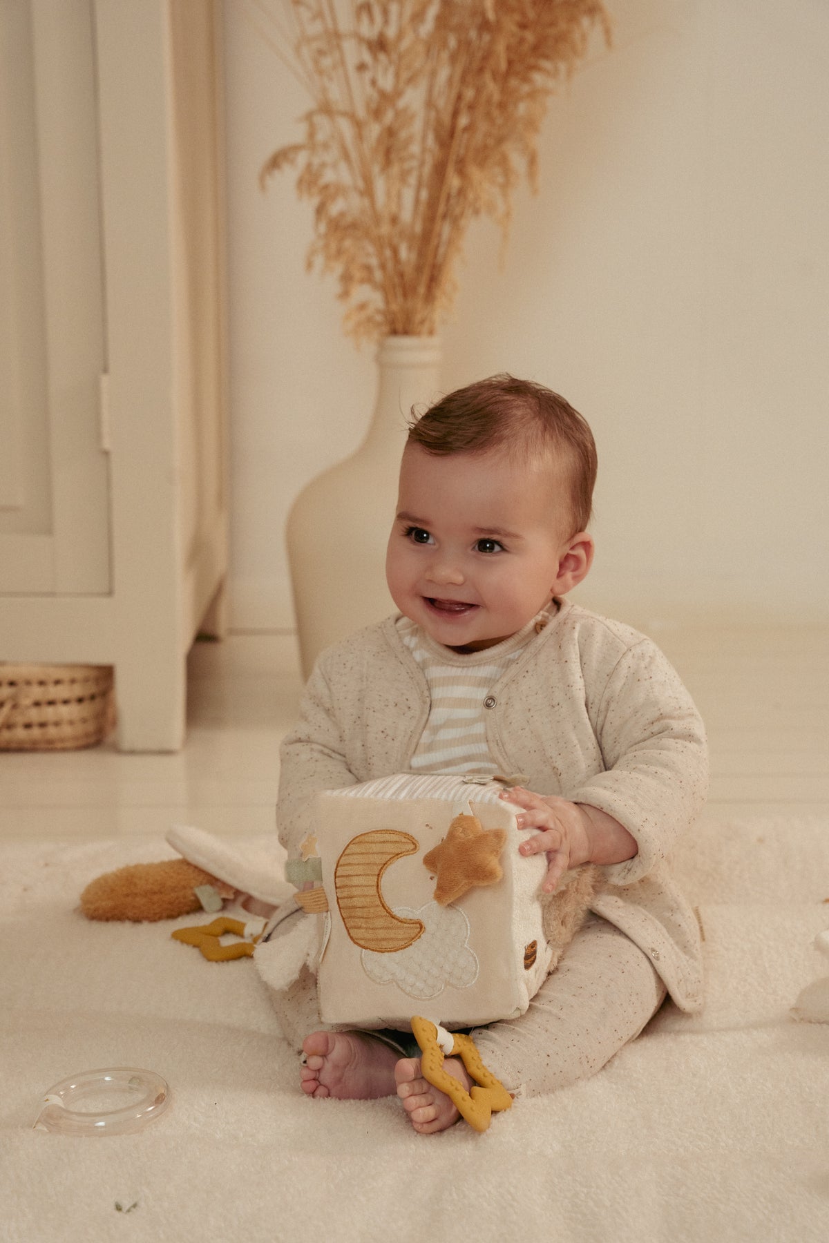 Cube d'activités bébé beige – détail textures et étiquettes