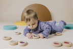 Donut sensoriel turquoise tenu dans une main