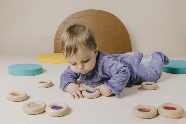 Donut sensoriel turquoise tenu dans une main