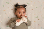 Hochet doudou mouton bébé – détail pelage bouclé