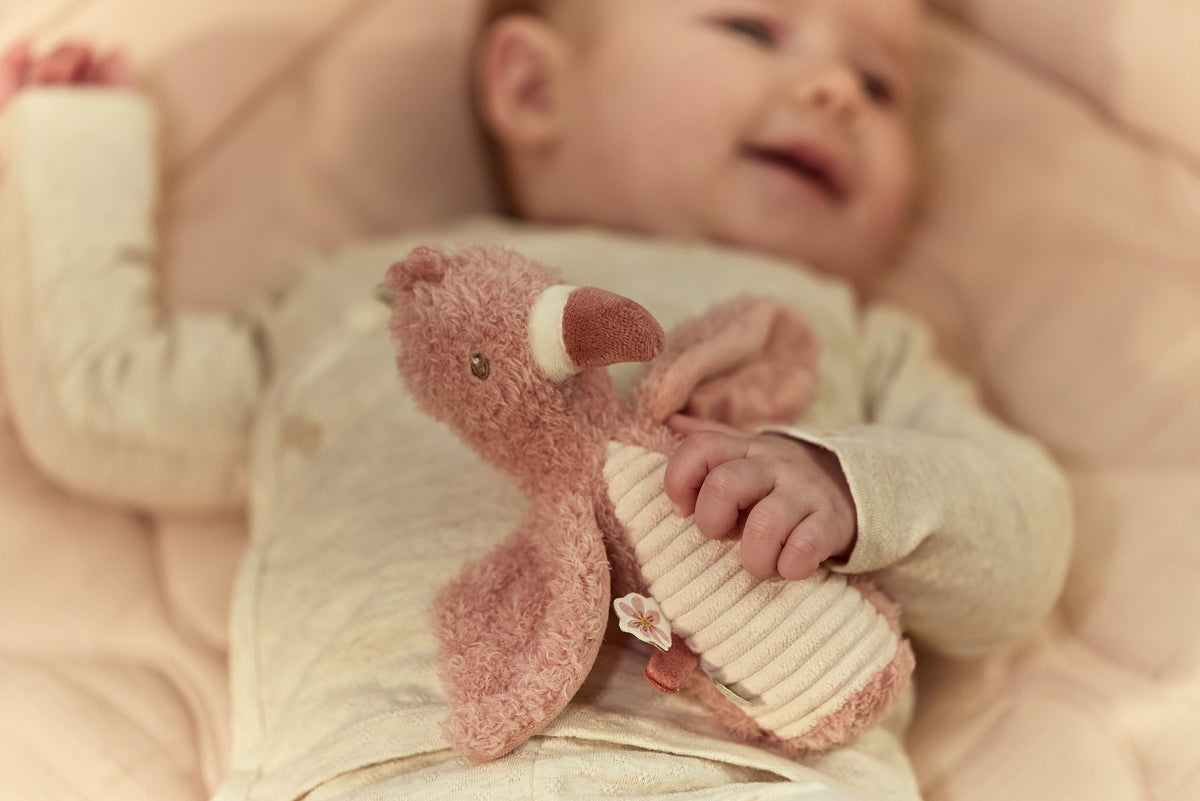 Hochet doudou flamant rose bébé – détail tige souple