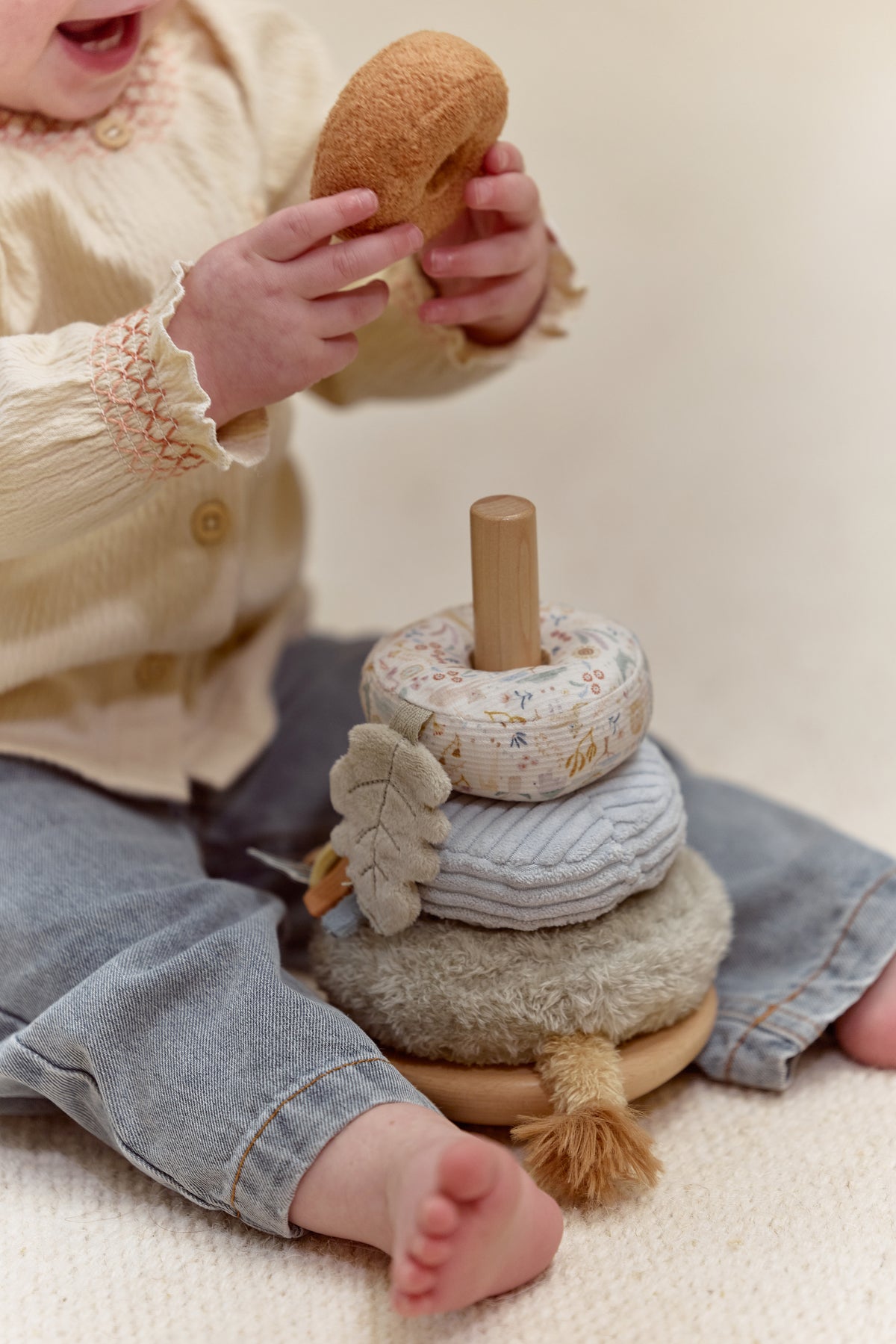Culbuto à empiler lion enfant – détail anneaux texturés