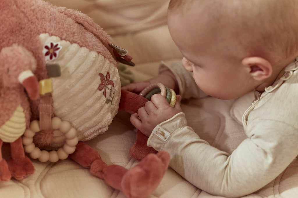 Peluche d'activité flamant rose bébé – détail miroir et anneaux de dentition