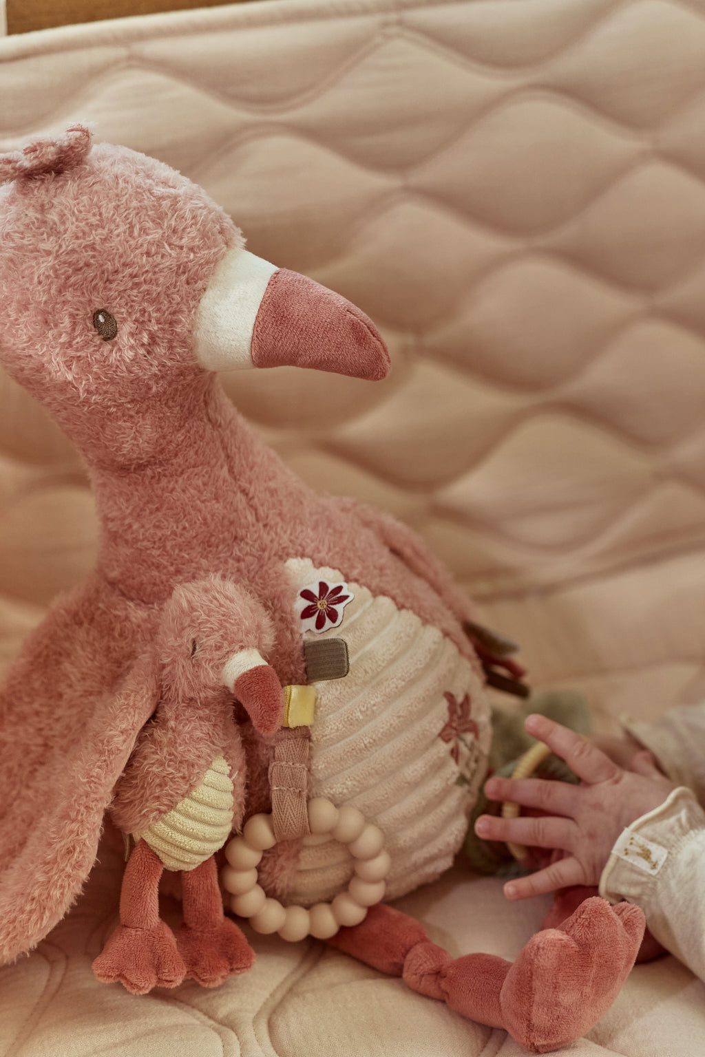 Peluche d'activité flamant rose bébé – textures et couleurs