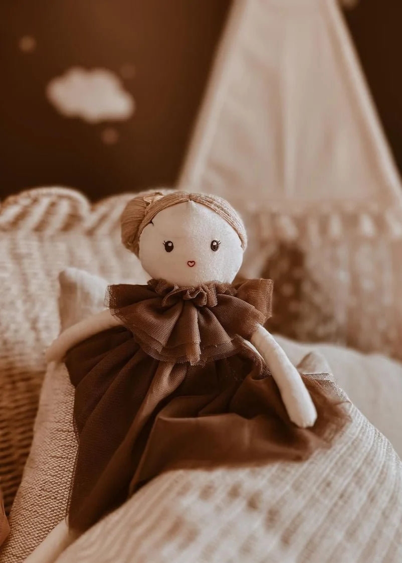 Poupée Maggie Lu - détail vêtements en tulle