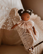 Poupée Sugar Bee tenue dans les bras