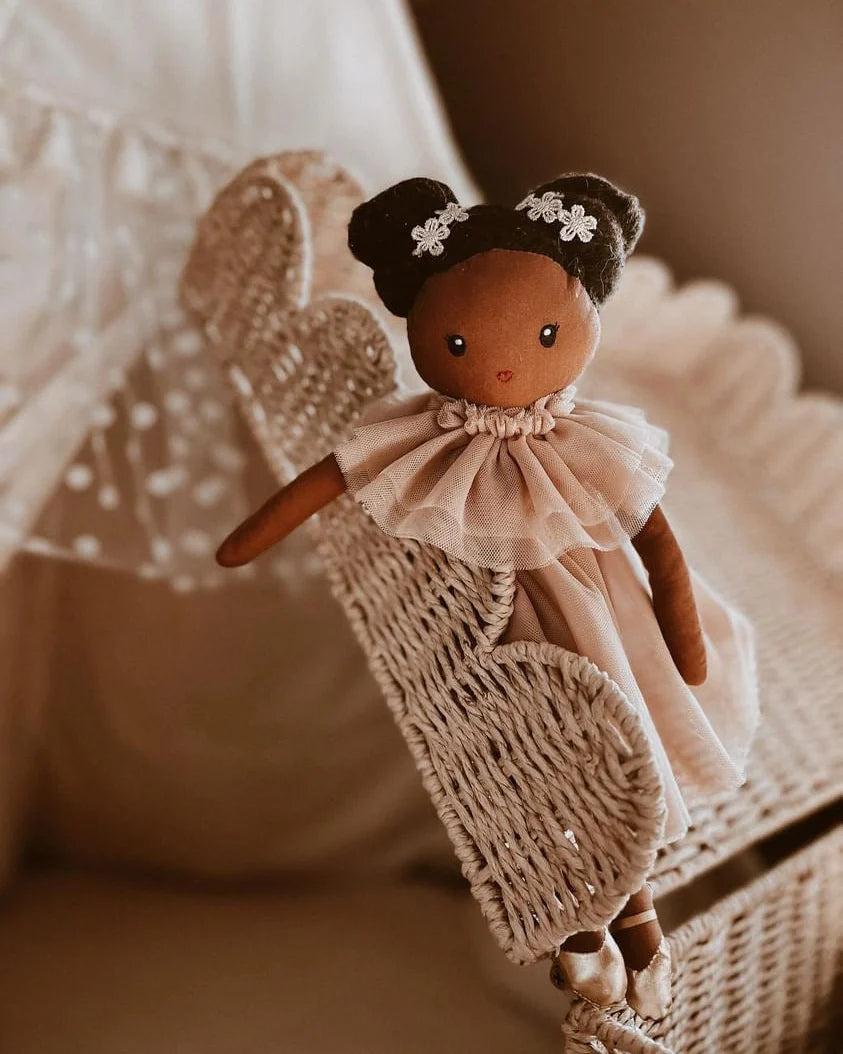 Poupée Sugar Bee tenue dans les bras