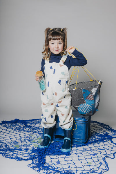 Bouteille sensorielle Baleine tenue par un enfant