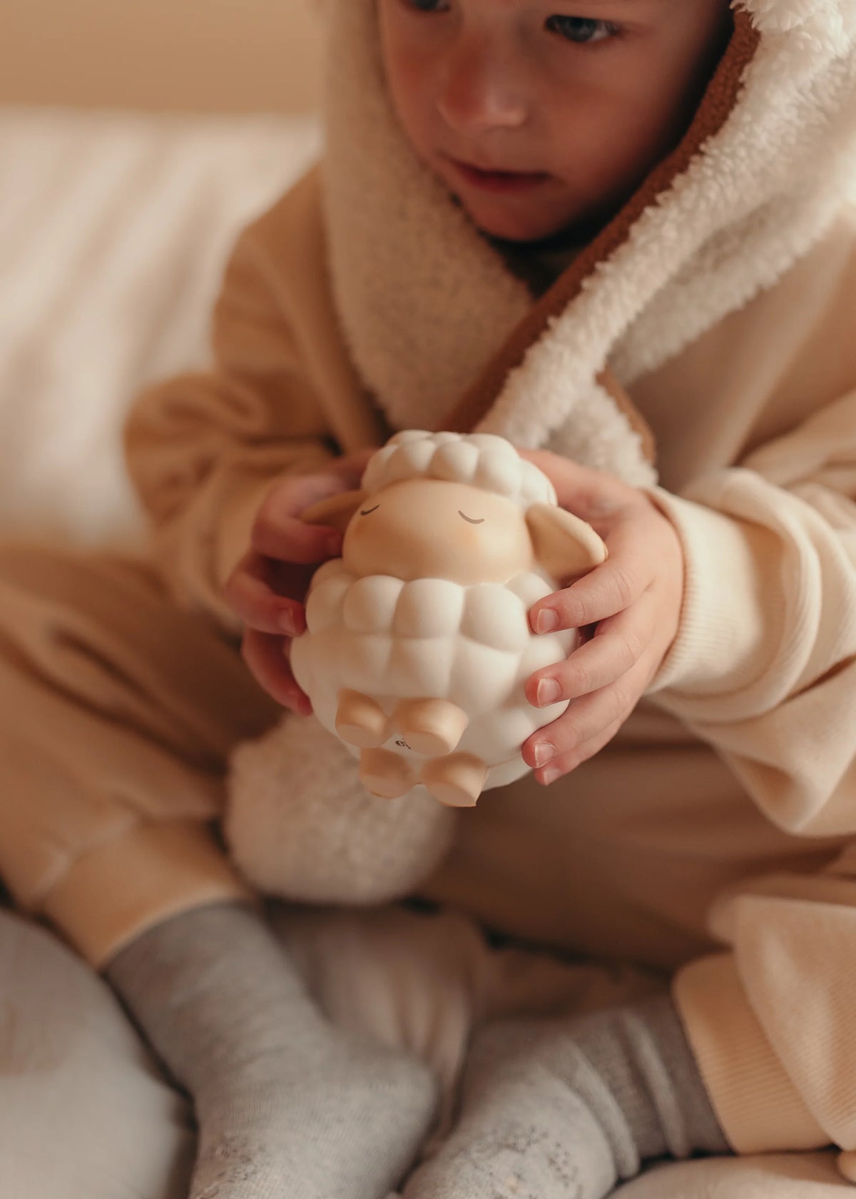 Squishy mouton tenu dans une main